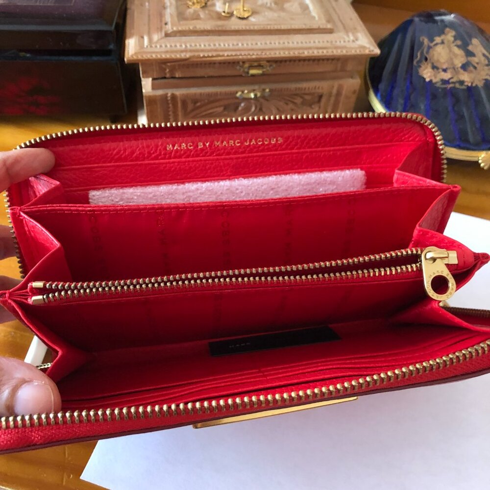 Marc Jacobs Too Hot to Handle Red Zip Around Wallet - Picture 9 of 9